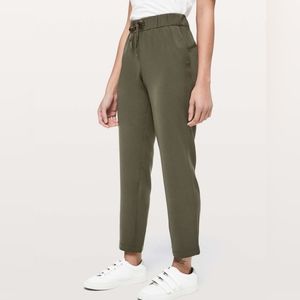 Lululemon On The Fly Woven Pant in Dark Olive Size 8